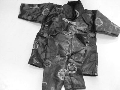 女生網(wǎng)購(gòu)給差評(píng)后遭賣(mài)家報(bào)復(fù) 收到壽衣包裹(圖)