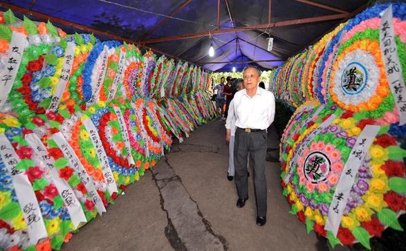 多地群眾自發(fā)前往吊唁“最美司機(jī)”吳斌（圖）