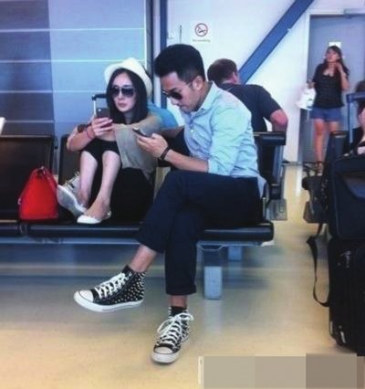 楊冪機(jī)場候機(jī)照片曝光 腳踩椅子遭網(wǎng)友炮轟(圖)