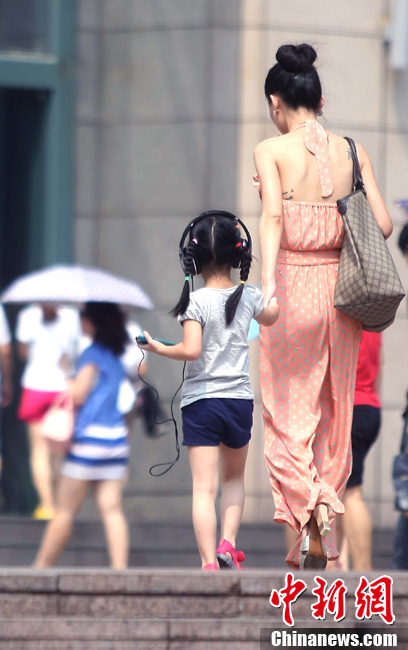 重慶氣溫最高超37℃ 街頭短褲長(zhǎng)裙“風(fēng)光好”