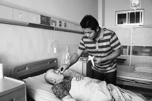 貧困青年撿70萬元?dú)w還失主 三個小時的“富翁”