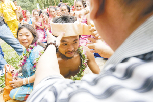 青年推輪椅帶母親徒步從北京到達(dá)西雙版納(圖)