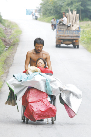 青年推輪椅帶母親徒步從北京到達(dá)西雙版納(圖)