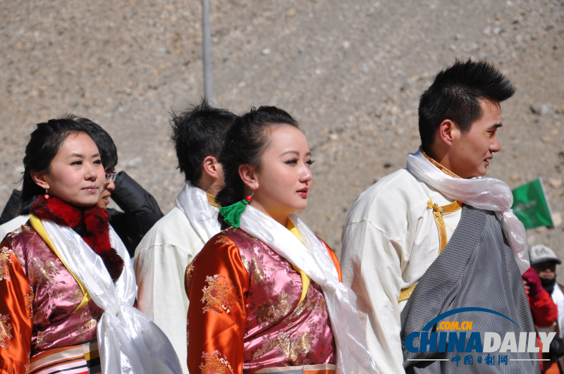 10對(duì)新人登珠穆朗瑪峰辦史上“最高婚禮”