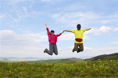 年輕情侶創(chuàng)意秀愛情: “裸”物質(zhì) 幸?？梢院芎?jiǎn)單