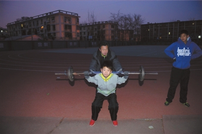 免費指導(dǎo)打工子弟10年六旬教練率孩子“奔跑求學(xué)”