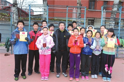 免費指導(dǎo)打工子弟10年六旬教練率孩子“奔跑求學(xué)”