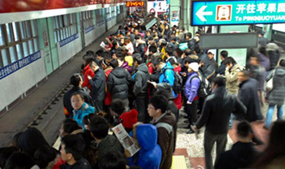 地鐵乘客墜落站臺 百人高喊停車