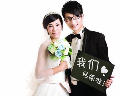 公交車貼喜字上街接親 網(wǎng)友驚呼:太拉風(fēng)(圖)