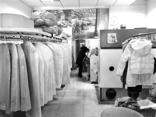 記者臥底福奈特干洗店:洗羽絨服竟用有害玻璃凈