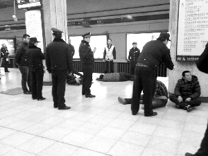 北京地鐵4男子上演2V2對打:從北京站打到朝陽門