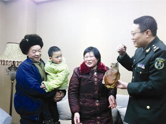汶川地震時出生10天被困軍醫(yī)救 4歲娃來漢謝恩人