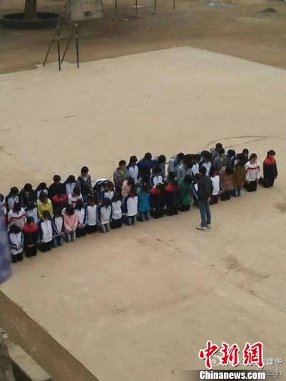 江西數(shù)十名中學生操場罰跪 涉事教師被停職