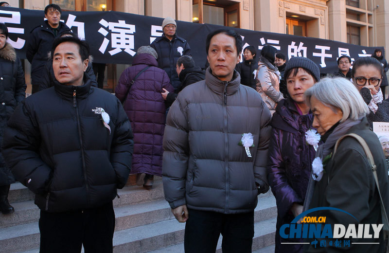 北京：人藝演員送別于是之 靈車?yán)@劇場(chǎng)一周