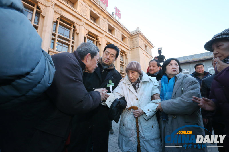 北京：人藝演員送別于是之 靈車?yán)@劇場(chǎng)一周