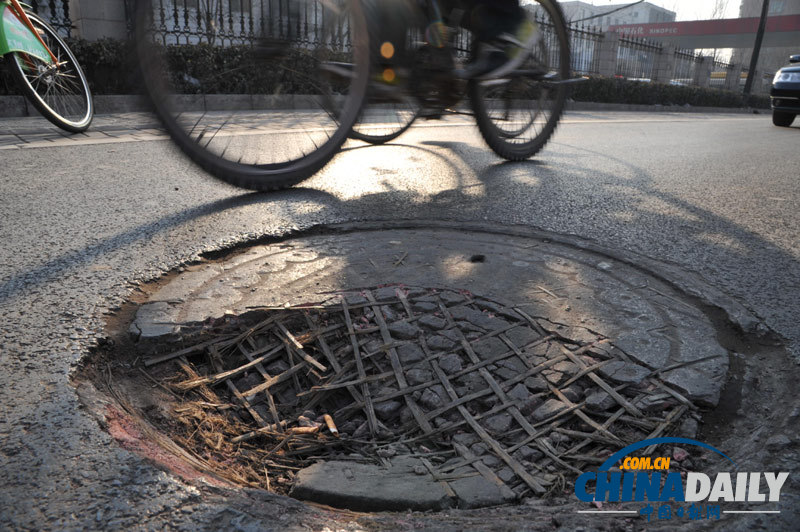 “坑爹井蓋”現(xiàn)身太原 竹條“混搭”水泥