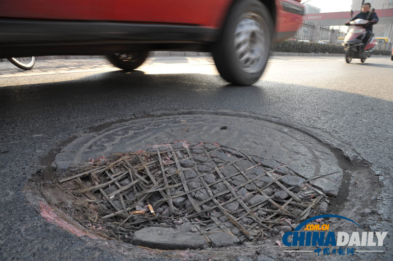 “坑爹井蓋”現(xiàn)身太原 竹條“混搭”水泥
