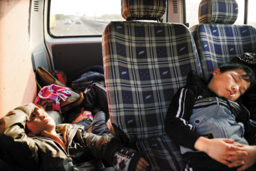 雜技團(tuán)里的兒童:早6點(diǎn)練功 進(jìn)團(tuán)4年可發(fā)工資(圖)