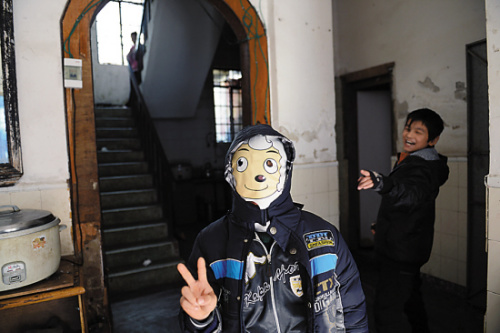 雜技團(tuán)里的兒童:早6點(diǎn)練功 進(jìn)團(tuán)4年可發(fā)工資(圖)