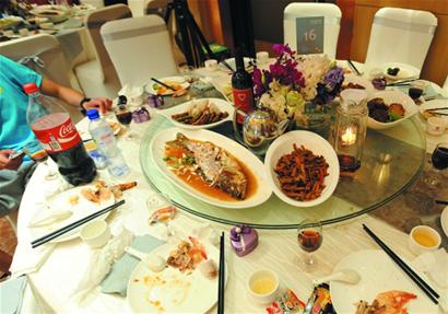 心疼!婚宴浪費(fèi)變剩宴 青島1年倒掉數(shù)億元(圖)