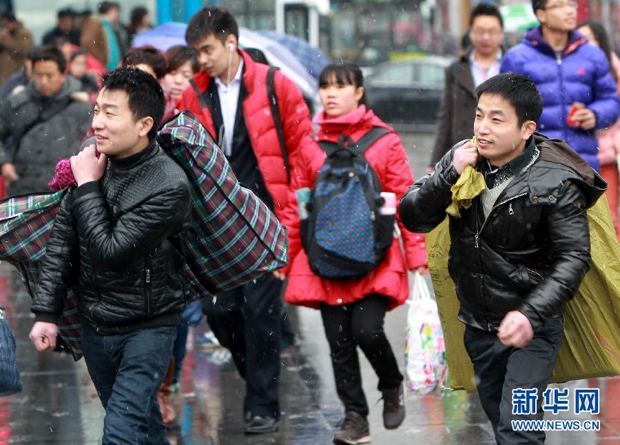 春節(jié)臨近 全國多地迎來節(jié)前春運(yùn)客流高峰