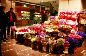 情人節(jié)遇上“破五” 玫瑰“撞上”餃子風(fēng)頭大減