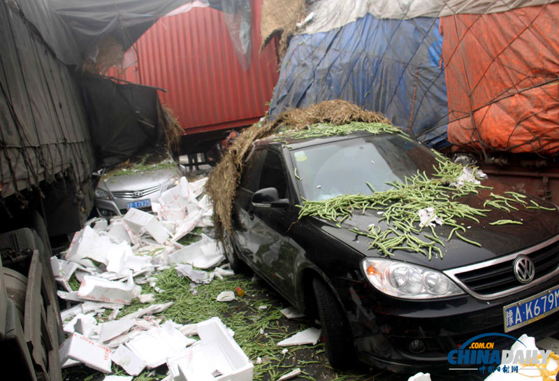 京港澳高速40余輛車連環(huán)相撞