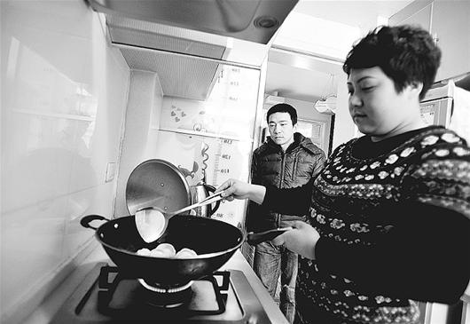 一手抱腦癱兒一手攙重癥夫 鐵女春芳治兒救夫