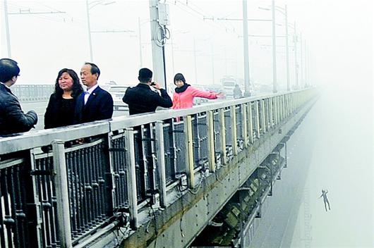 武漢長江大橋10秒內兩人跳江 記者意外攝到跳江者 圖
