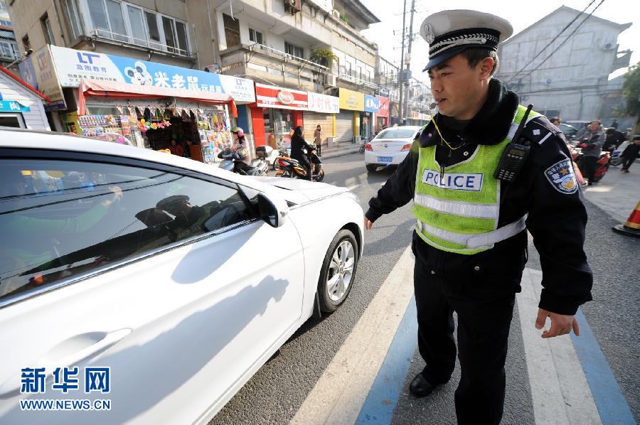 蘇交警“抱抱哥”每天抱送400名孩子下車進園門