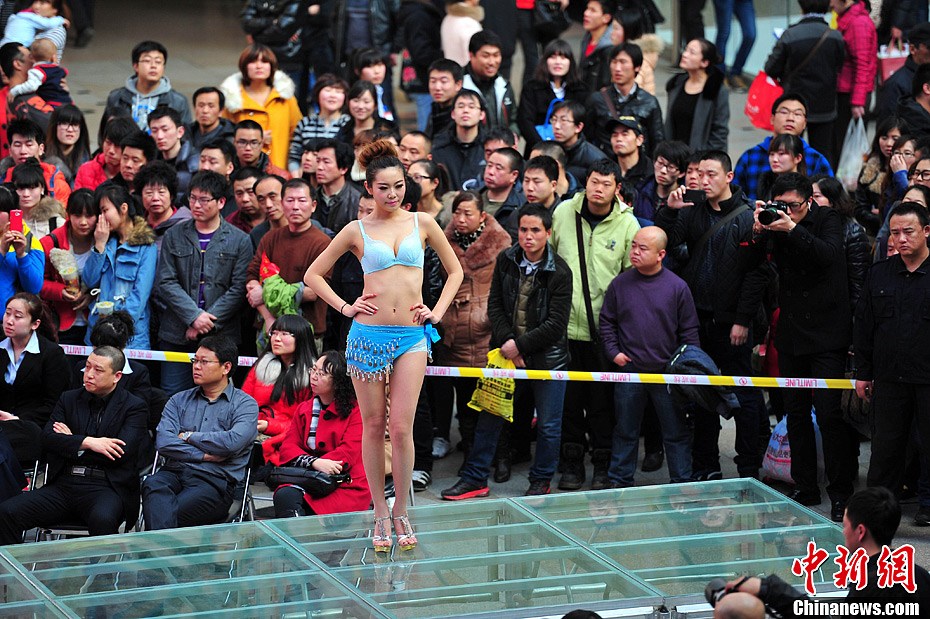 高清組圖：沈陽商場內(nèi)衣秀 引數(shù)千市民觀看