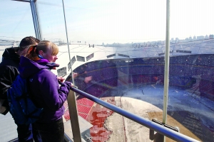 鳥巢60米高空觀光走廊迎客 為女游客準(zhǔn)備平底鞋