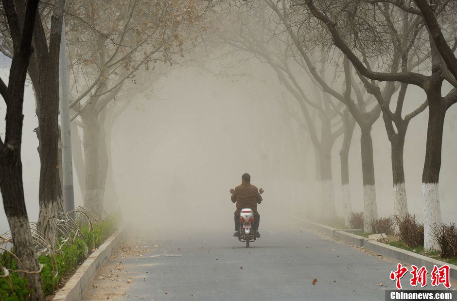 蘭州再次遭遇大風(fēng)揚(yáng)沙侵襲 市民艱難出行