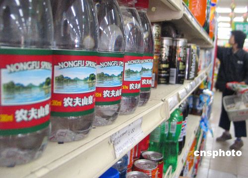 農(nóng)夫山泉頻陷“質(zhì)量門” 網(wǎng)友:農(nóng)夫山泉有點(diǎn)懸(圖)