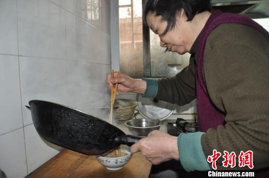 “籠中養(yǎng)兒”母親：捐款全用于兒子 望兒活下去