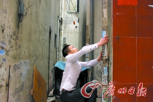 15米高陽(yáng)臺(tái)單手救男童 90后“托舉哥”救人后離去