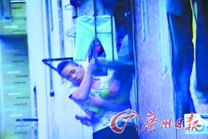 15米高陽(yáng)臺(tái)單手救男童 90后“托舉哥”救人后離去