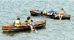 網(wǎng)曝游客杭州西湖上泡腳 官方:已經(jīng)勸導(dǎo)數(shù)次(圖)