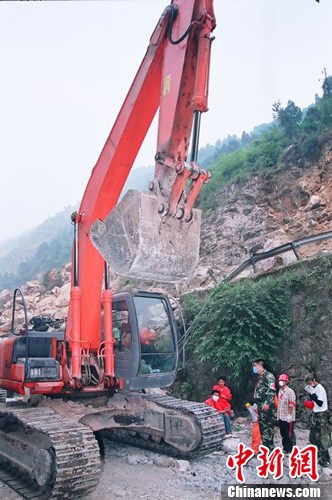 陳光標(biāo)租13臺(tái)大型機(jī)械趕赴四川雅安地震災(zāi)區(qū)