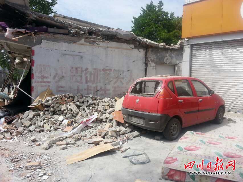 四川蘆山7.0級地震 民間救援隊往災(zāi)區(qū)集結(jié)