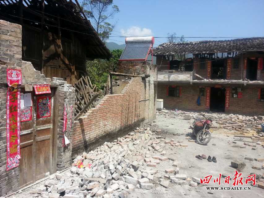 四川蘆山7.0級地震 民間救援隊往災(zāi)區(qū)集結(jié)