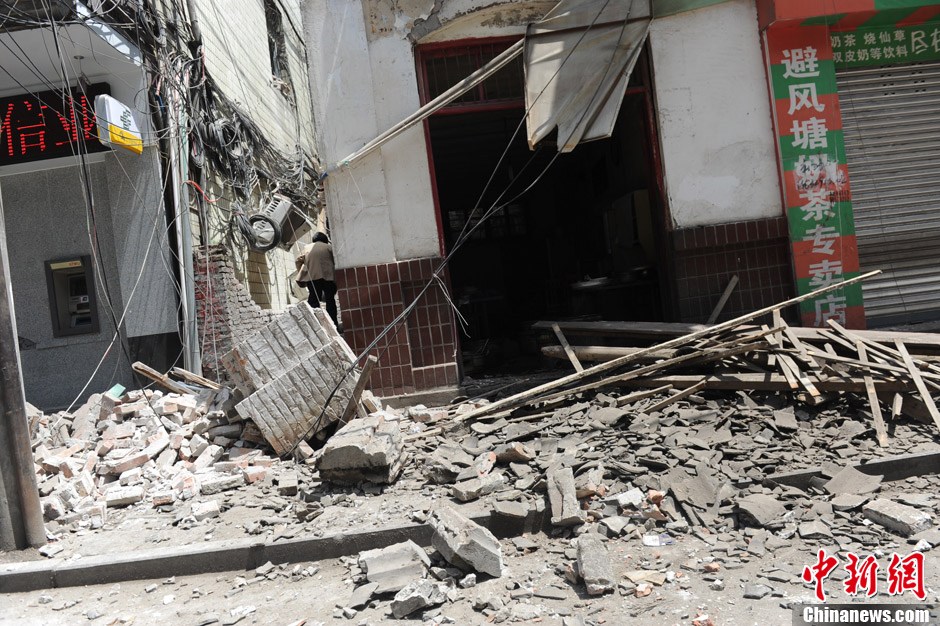 四川蘆山7.0級地震 民間救援隊往災(zāi)區(qū)集結(jié)