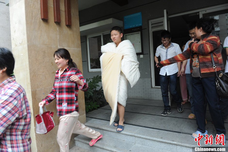 四川蘆山7.0級地震 民間救援隊往災(zāi)區(qū)集結(jié)