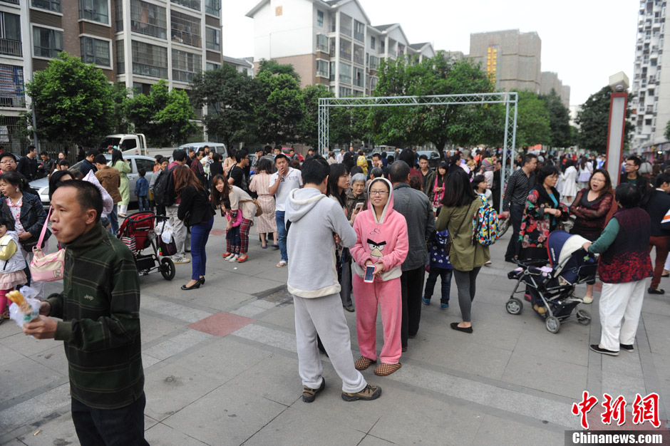 四川蘆山7.0級地震 民間救援隊往災(zāi)區(qū)集結(jié)