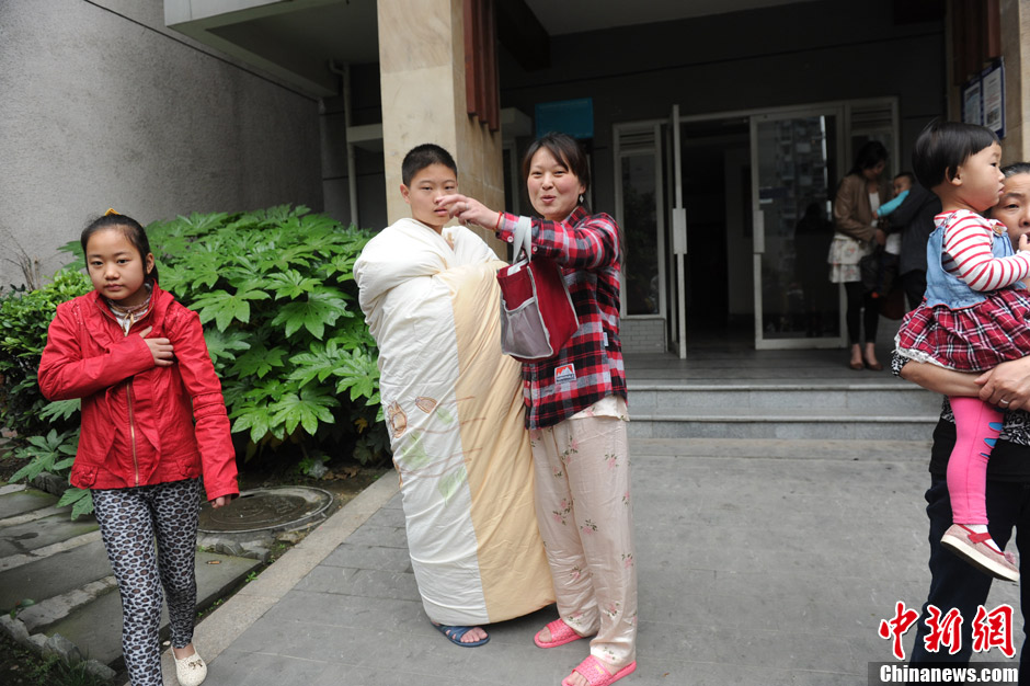 四川蘆山7.0級地震 民間救援隊往災(zāi)區(qū)集結(jié)