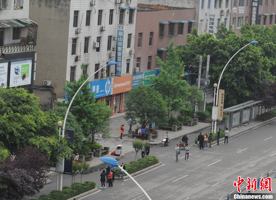 四川蘆山7.0級地震 民間救援隊往災(zāi)區(qū)集結(jié)