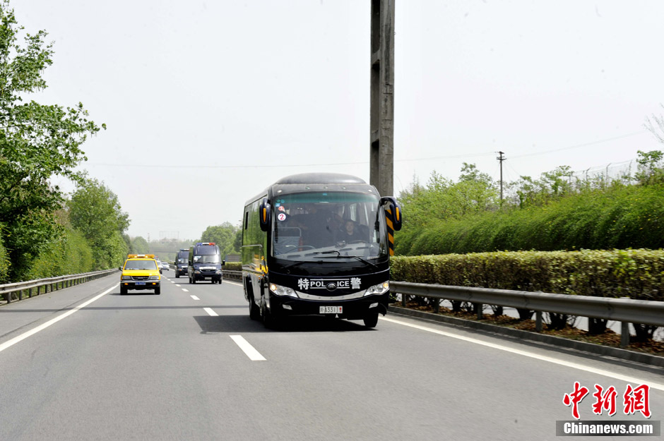 四川蘆山7.0級地震 民間救援隊往災(zāi)區(qū)集結(jié)