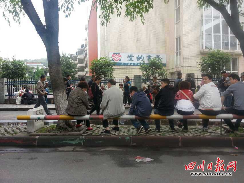 蘆山縣地震現(xiàn)場直擊：房倒屋塌[組圖]