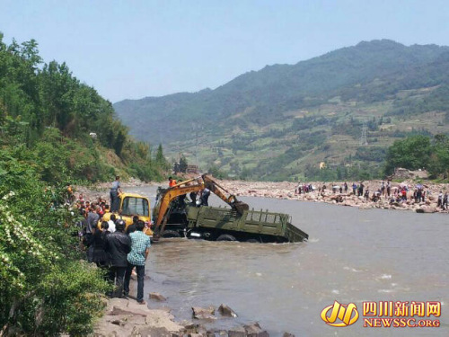 救災(zāi)軍車中途墜崖 車頭嚴(yán)重變形1人犧牲(圖)