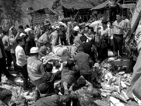 感人瞬間:孩子走了 母親還保持懷抱的姿勢(shì)(圖)